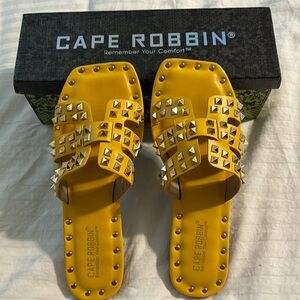 Cape Robbin size 8 yellow gold studded sandals